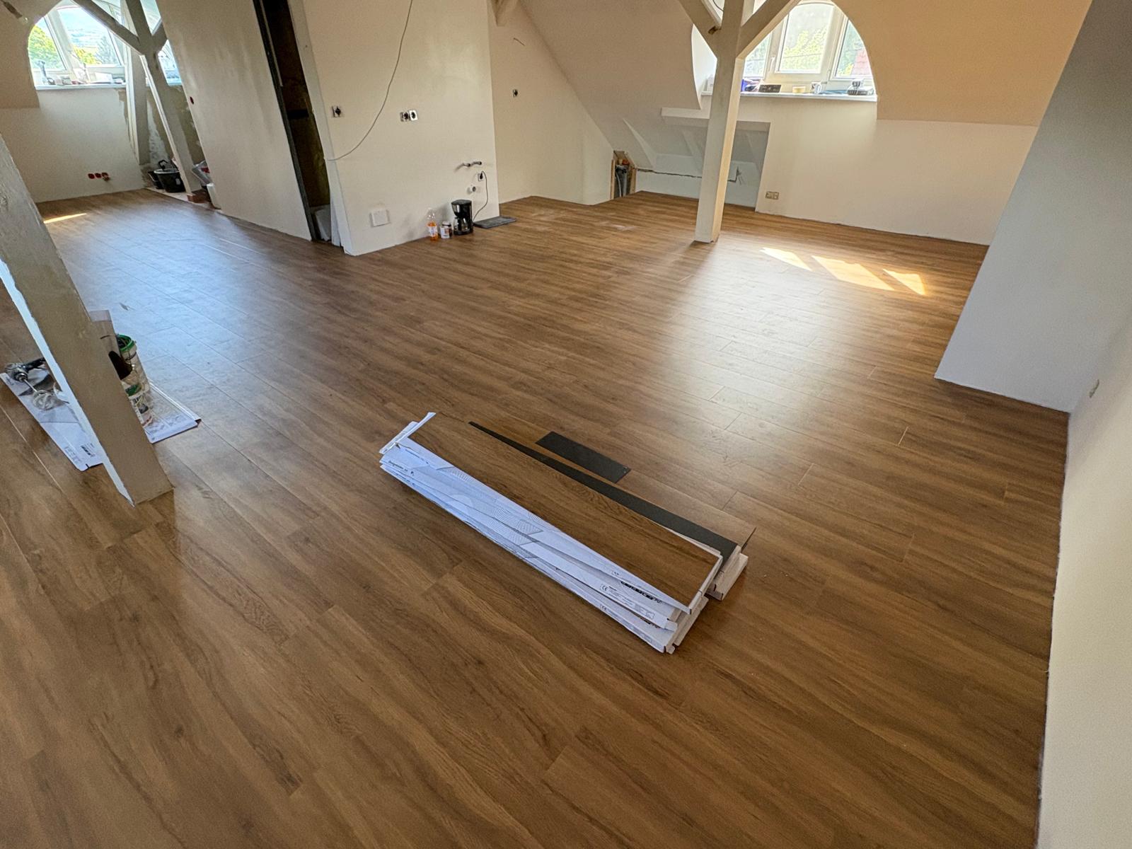 Große Dachgeschosswohnung mit durchgängig verlegtem Vinylboden in warmer Holzoptik
