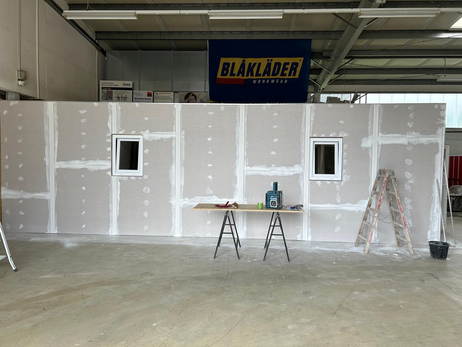 Beplankte Trockenbauwand mit verspachtelten Fugen und zwei Fenstern