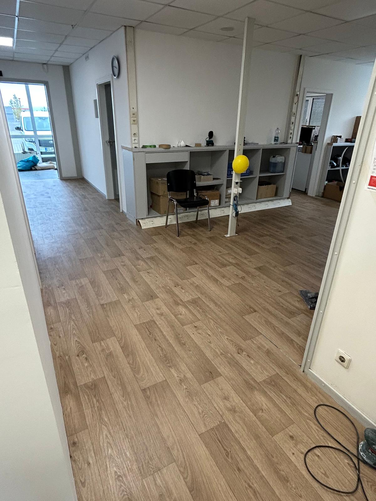 Gewerberaum mit großflächig verlegtem Vinylboden in natürlicher Holzoptik